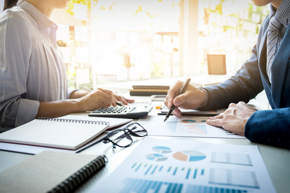 imprenditore-finanziario-e-segretario-che-fa-rapporto-calcolo-o-controllo-equilibrio-documento-di-controllo-dell-ispettore-interno-del-servizio-di-revenue-concetto-di-audit